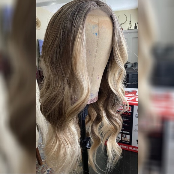 Long ombré ash blonde synthetic wavy wig - Picture 2 of 7